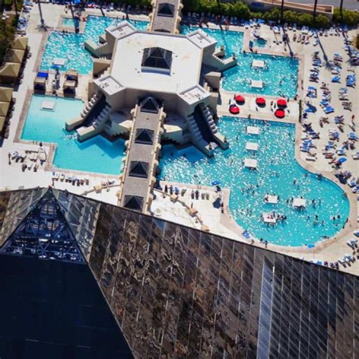 luxor pool
